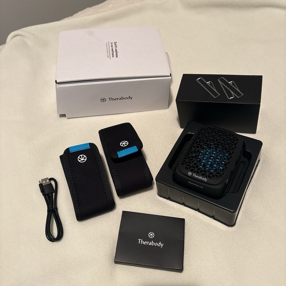 Therabody RecoveryTherm Cube in Black and Blue
